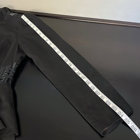 Disney Alice Through The Looking Glass Red Queen Trench Coat Hot Topic Size LG - Picture 9 of 16